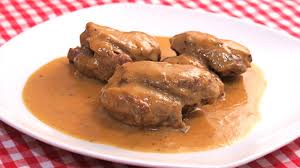 Mientras cortas las cebollas a laminas como para tortilla y se las echas a la carne, le añades las. Carrilleras Carrillada De Cerdo En Salsa A La Miel Youtube