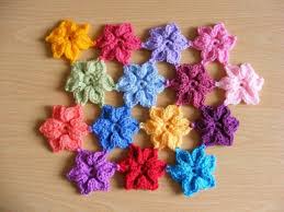 Con habilidades básicas, puedes hacer estas flores en si tiene un ganchillo grande, lo mejor es tomar un hilo grueso. Flores De Ganchillo Aprende A Disenarlas Y Usalas Para Decorar