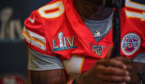 Super bowl liv between the san francisco 49ers and kansas city chiefs gathers 106 former college football players. Super Bowl Merch Wo Kann Man Nfl Fanartikel Kaufen Trikots Angebote Auswahl