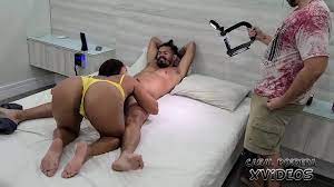 Bastidores da filmagem com a morena safada fodendo e ganhando muito leite  dos machos - XNXX.COM