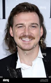 Wallen hi-res stock photography and images