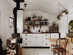 A Tiny Cabin In The Woods For Creative Homesteaders In Vermont Med Bilder Inredning Hem Inredning Kok
