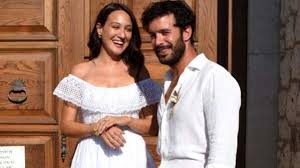 Baris Arduc La Evlenen Gupse Ozay Hamilelik Haberleri Hakkinda Ilk Kez Konustu In 2020 Wedding Dresses Dresses Wedding