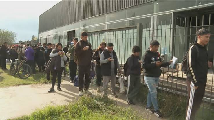 Más de 12 cuadras de fila en Moreno: miles de personas esperan desde la  madrugada para conseguir trabajo en una carnicería | TN