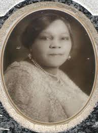 Liza Griffith's Instagram, Twitter & Facebook