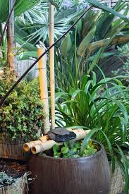 Wasserspiele Im Garten Ideen Bambusstangen Pflanzen In 2020 Tropische Garten Brunnen Garten Wasserspiel Garten