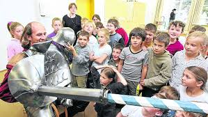 Ein moderner Ritter steht auch mal im Stau