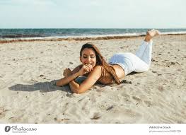 Glückliche junge Frau genießt Sommer am Strand - ein lizenzfreies Stock  Foto von Photocase