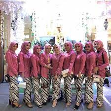 Tekstur kain ini kasar, sangat tebal dan tidak mudah kusut serta memiliki ciri khas yang unik. 13 Ide Kebaya Kutubaru Simpel Dari Bahan Satin Pas Sempurna Buat Foto Cantik Dengan Pengantin