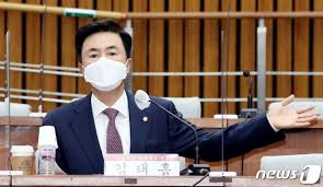 이 후보는 이날 국민의힘 제주도당 당원 간담회에서 박 전 대통령의 탄핵은 정당했지만, 이전 대통령들보다. ì¹œë°• ê¹€íƒœí  ì´ì¤€ì„ ë°•ê·¼í˜œ ë²„ë¦´ ë• ì–¸ì œê³  ì´ì œ ì™€ì„œ ì´ê²Œ ìƒˆ ì •ì¹˜ ë‰´ìŠ¤ ë™ì•„ë‹·ì»´
