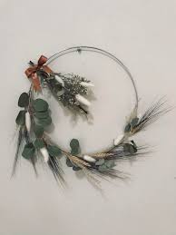 Des branches de végétaux (eucalyptus, lierre, conifères…) du ruban kraft adhésif. Couronne Fleurs Sechees Ble Eucalyptus Osez Planter Ca Pousse