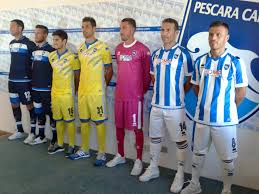 Calzettoni bianchi con bordo blu. Presentazione Maglie Pescara Calcio Tutti Gli Articoli Su Presentazione Maglie Pescara Calcio