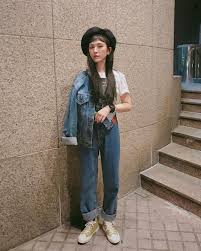 instagram 上的魏如昀queen wei 明天oh偶dj代班喔 頭髮好像已經長到比2016去紐約的時候長了 那時候我以為是人生髮長最顛峰 2017的聖誕 把頭髮剪到鎖骨的長度 其實是順便剪去一些在乎 2019的現在 蓄了一些新的快樂 mom jeans fashion style