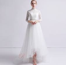 Jolie robe de cocktail asymétrique élégante avec le bustier dentelle guipure et jupe en tulle de longueur courte devant et longue derrière. Robe De Mariee Manche Longue Tissu Dentelle Asymetrique Chic Haut Bas Robechics