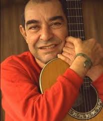 Filho de diogo nogueira se caracterizando como o pai — foto: Homenagem Do Dia Joao Nogueira Best Homenagens