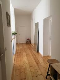 Breiter Flur Mit Holzdielenboden In Berlin 3 Zimmerwohnung In Berlin Prenzlauer Berg Berlin Prenzlauerberg Hallway Entran Holzdielenboden Wohnung Diele