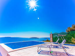 Egal ob sie nach istrien, auf die insel krk oder nach dubrovnik reisen, viele gebäude sind im typisch südländischen stil errichtet. Ferienhaus Kleines Robinson Haus Mit Pool Vinisce Firma Larus Herr Mate Pazanin
