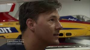 Ein junger Modellflieger-Pilot zeigt es allen