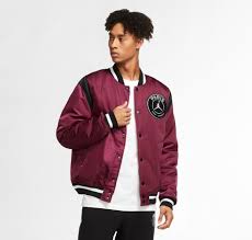 En la recta final del certamen, con el arribo del técnico geiner segura, perdió protagonismo. Weinrotes Nike Jordan Paris Saint Germain Varsity Jacket Bordeaux Black Gold Mit Seitlichen Taschen Solekitchen De Solekitchen Sneakerstore Chemnitz