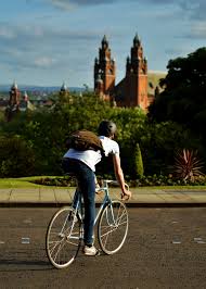 jamie simpson cycling in glasgow with his mule messenger 自転車 自転車に乗る 男性