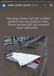 De avondklok is nu dus echt een feit en eigenlijk zit niemand hier echt op te wachten. Tim Hofman On Twitter Dakloze Man Die In De Kou Ligt Te Slapen Wakker Maken Rommel Enige Bezittingen En Vervanging Voor Huis Op Laten Ruimen Tof Over Doen En Coole Post Van