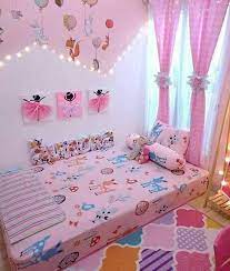 Ada bayak sekali contoh desain kamar tidur anak perempuan yang bisa di jadikan rujukan ketika anda berperan sebagai orang tua yang ingin membuatkan karena anak perempuan lebih menyukai hal yang bersifat unik tentunya disini tidak terkecuali bagaimana bentuk dari kamar tidur mereka, hal. Girly Banget 15 Inspirasi Hiasan Kamar Tidur Perempuan Dengan Kasur Lesehan Di 2021 Ide Dekorasi Kamar Kamar Tidur Anak Perempuan Ide Dekorasi Kamar Tidur
