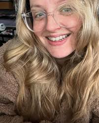 I never post pictures of myself either alone or with people because I often  get in my own head… but here is my face 😊no filter, no make up, unwashed  hair.. just