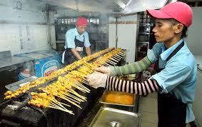 Sate kajang hj samuri mempunyai kekuatan pekerja lebih dari 500 orang pekerja di samping memiliki pensijilan gmp (good manufacturing practice) ataupun amalan pengilangan baik dan pensijilan halal yang menjanjikan pasaran yang lebih meluas melangkaui sempadan antarabangsa. Thumbs Up For Hj Samuri Satay In Damansara Utama Kuali