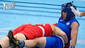 台灣「拳擊女王」陳念琴出戰東奧女子拳擊 69 公斤級 16 強賽事，對上義大利選手，馬祖民眾在南竿鄉福澳運動場緊盯大螢幕觀看賽事，頂著豔陽為馬祖之光加油。豔陽高照、迎著強勁海風，馬祖不分大人、小孩手持「拳拳到位」、「馬祖之光」、「手到琴來」等加油牌，觀看大螢幕的奧運轉播賽事. 4btksz0ouzdkwm