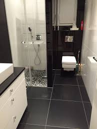 Die Kombination Aus Weissen Hochglanz Wandfliesen Und Schwarz Matten Bodenfliesen Verleihen Dem Bad Ein Edles Badezimmerrenovierung Badezimmer Design Badezimmer