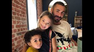 1.87m boyundadır ve faal futbol yaşantısı süresince formasını giydiği hemen hemen bütün kulüp takımlarında hücum hattında. Karim Benzema Family Wife Kids Siblings Parents Youtube
