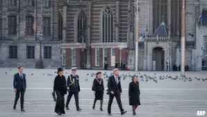 De landelijke herdenking is op de dam in amsterdam en wordt sinds 1988 georganiseerd door het. Transport Online Dodenherdenking Op Dam Alleen Met Koningspaar En Drie Anderen