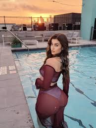 Kiki_4_2_0 Twerks Tight Ass On Her Knees | PimpBunny