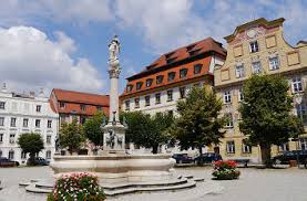 332 karlsplatz stock video clips in 4k and hd for creative projects. Quermania Karlsplatz Mit Marienbrunnen Sehenswerter Platz Stattliche Adels Und Burgerhauser In Neuburg An Der Donau