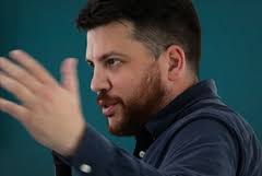 По его мнению, флешмоб с фонариками — это попытка расшатать ситуацию изнутри уличными акциями, «делая ставку на прозападные элиты и сидящую в соцсетях молодежь, пытаясь лишить нас истории». Hygmtt7shooyxm