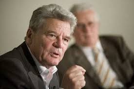 Joachim gauck, evangelisch, wurde als sohn eines kapitäns in rostock geboren. Lemo Biografie Joachim Gauck