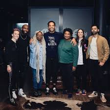 As they passed one another in the hall, rapinoe made a lame attempt at hitting on bird. Hbo S The Shop To Star Megan Rapinoe And Sue Bird Outsports