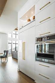 la montmartre on a choisi des poignees de porte toutes simples mais de couleur doree afin d accentuer kitchen room design white cabinets white gloss kitchen