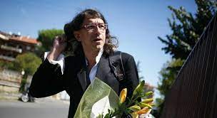 Gabriele paolini ha deciso di effettuare il suo ennesimo 'sit in' di protesta sotto la redazione di fanpage.it tra le varie accuse al. Gabriele Paolini Condannato A Cinque Anni Di Carcere Per Pedofilia Il Disturbatore Tv Sui Social Sono Disperato