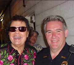 Love this photo of Ronnie. PHOTO COURTESY: CHODAN1 #RonnieMilsap  #celebrityphotos #concertphotography #milliondollarsmile  #countrymusichalloffame #livephotography #concertphotography #grandoleopry  #pianoman #countrymusic #countryartist #countrylegend ...
