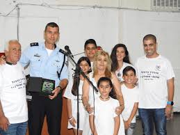 שבת נולד וגדל ביהוד, אלבומו הראשון, מן החושך חזרתי, שהוציא בשנת 1986. ×©×œ×•×ž×™ ×©×'×ª × ×¤×˜×¨