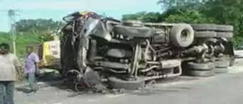 Inilah identiti pemandu lori rempuh orang ramai di bandar nice france mengakibatkan 84 maut, 53 cedera parah datuk bandar mexico, miguel angel mancera mengumumkan bahawa seorang bayi yang dilahirkan di stesen kereta api bawah tanah bandar itu. Kemalangan Jalan Raya 2012 10 28