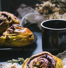 Two people, a frenchman julien maroyeur and a jewish german woman (anna kupfer) met on a train while escaping the german army entering france. Le Petrin