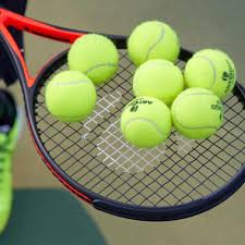 Tennis balls are covered in a fibrous felt which modifies their aerodynamic properties, and each has a white curvilinear oval covering it. Welche Tennisballe Sind Fur Anfanger Geeignet