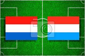 In diesem jahr tauchte erstmals die flagge heutiger form auf: Flaggen Der Niederlande Luxemburg Auf Dem Fussballplatz Fussball Qualifikationsspiele Fototapete Fototapeten Teilnehmer Fussballplatz Luxemburg Myloview De