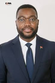 OS EMPOSSADOS... Mário de Azevedo Constantino, Embaixador Extraordinário e  Plenipotenciário da República de Angola no Reino da Bélgica; Gildo Matias  José, Secretário de Estado para o Ensino Secundário e Victor Hugo Guilherme,