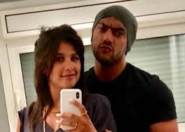 كشف مصدر طبي على معرفة بالحالة الصحية للفنانة ياسمين عبدالعزيز، عن سر سفرها لاستكمال العلاج في سويسرا موضحًا أن ياسمين عبدالعزيز سبق لها أن أجرت بها عملية قيصرية منذ 10 سنوات. Ø£Ø­Ù…Ø¯ Ø§Ù„Ø¹ÙˆØ¶ÙŠ Ù‡Ø°Ø§ Ù‡Ùˆ ÙØ±Ù‚ Ø§Ù„Ø¹Ù…Ø± Ø§Ù„Ø­Ù‚ÙŠÙ‚ÙŠ Ø¨ÙŠÙ†ÙŠ ÙˆØ¨ÙŠÙ† ÙŠØ§Ø³Ù…ÙŠÙ† Ø¹Ø¨Ø¯ Ø§Ù„Ø¹Ø²ÙŠØ² Ø®Ø¨Ø± ÙÙŠ Ø§Ù„ÙÙ†