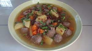Bebola daging dibuat daripada campuran daging lembu dan tepung ubi kayu, namun ada juga yang membuat bebola daging. Zara Baking Sup Bebola Daging