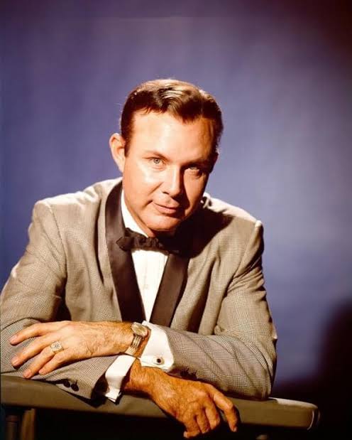 🎙️ REMEMBERING JIM REEVES 🤍 On this day, July 31, 1964, the music world lost one of country music's most unforgettable voices. Jim Reeves tragically died at just 39 years old when the small aircraft h