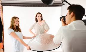 How To Use Reflectors A Beginner S Guide To Lighting A Photo With A Reflector Shaw Academy